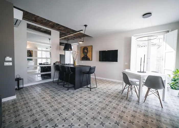 Apartmanhotel Palazzo Paladini - Luxury In The Heart Of The Old Town 3*